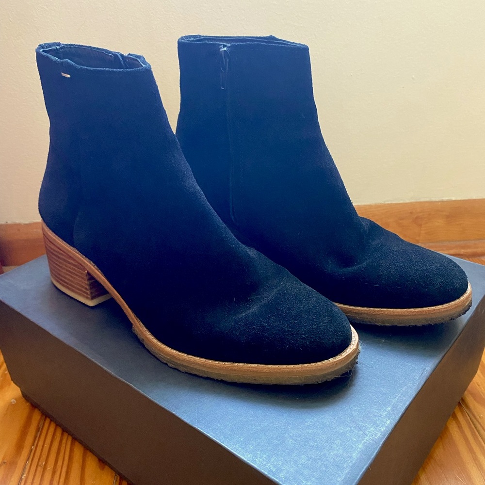 Clarks Amara Bootie in Black Suede Size 10